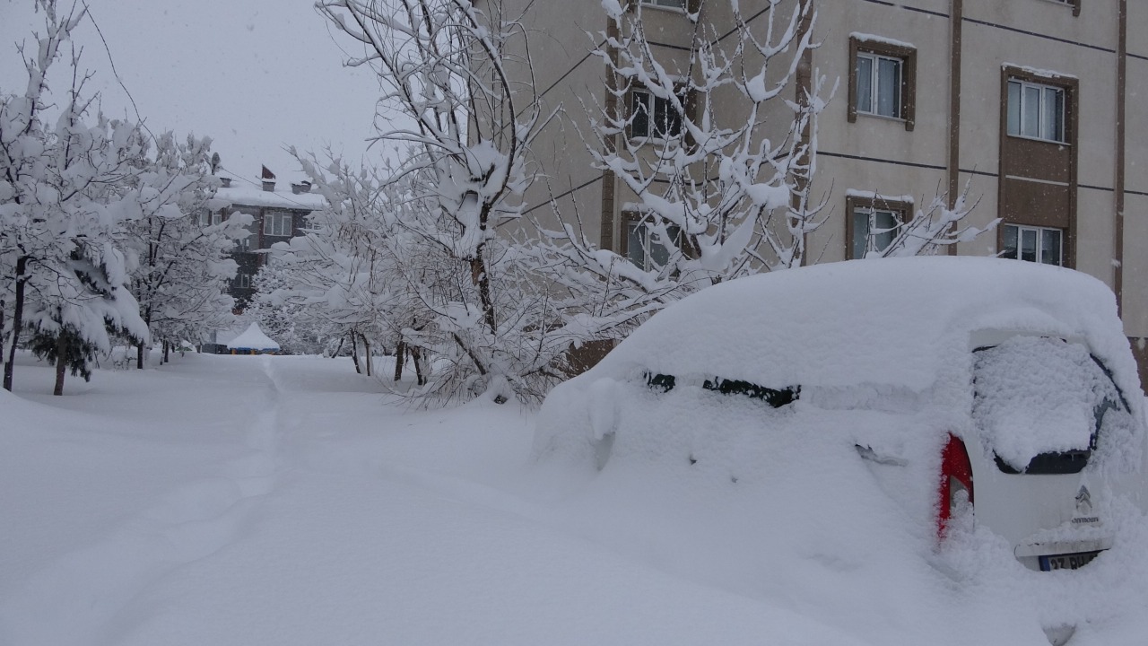 Bitlis’te kar kalınlığı 1 metreye ulaştı; 306 köy yolu kapalı